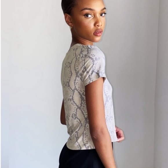 Aritzia Babaton Python Print Cropped T Shirt - Picture 9 of 9